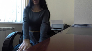 Начальница в платье теребонькает половую щель в личном кабинете
